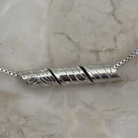 Gilbert Pat Coast Salish First Nations Sterling Silver Hand-carved Raven Pendant - Picture 4 of 6